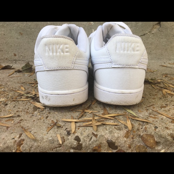 Women’s Nike white low court vision size (9) - Picture 3 of 4